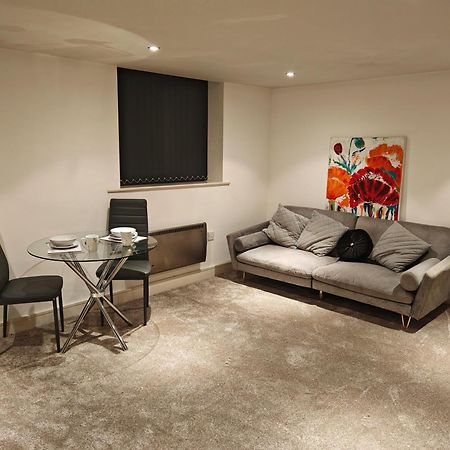 Lovely 1 Bedroom Apartment With Free Parking & Gym Kirkburton ภายนอก รูปภาพ