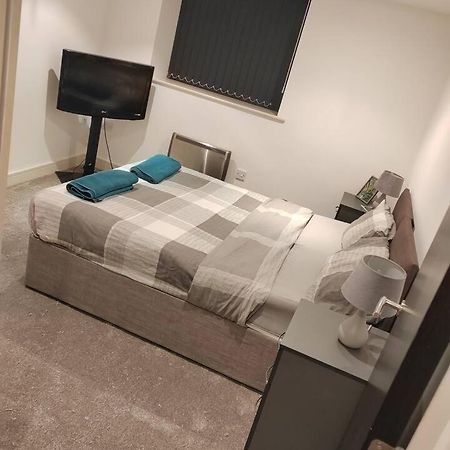 Lovely 1 Bedroom Apartment With Free Parking & Gym Kirkburton ภายนอก รูปภาพ