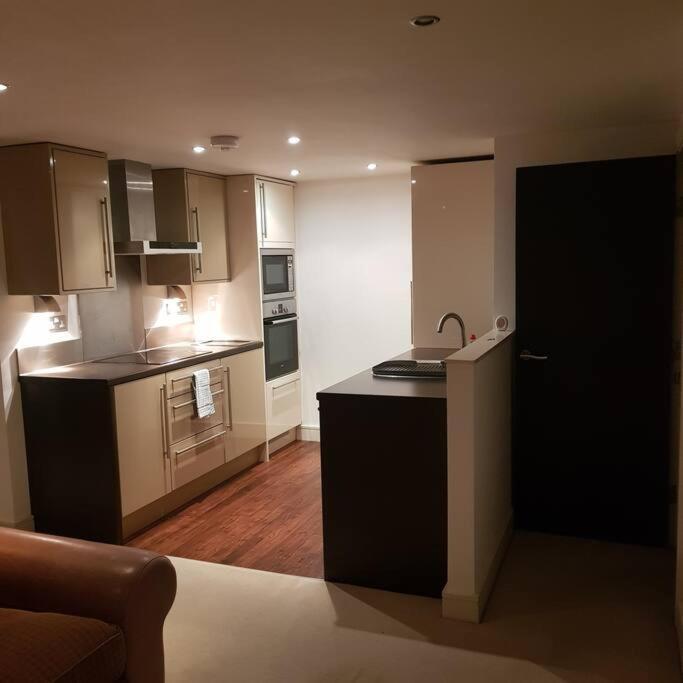 Lovely 1 Bedroom Apartment With Free Parking & Gym Kirkburton ภายนอก รูปภาพ