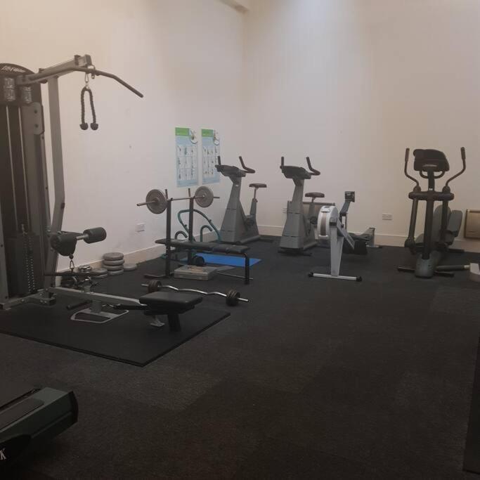 Lovely 1 Bedroom Apartment With Free Parking & Gym Kirkburton ภายนอก รูปภาพ