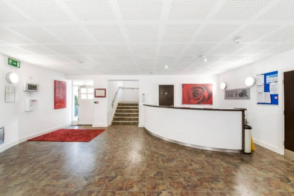 Lovely 1 Bedroom Apartment With Free Parking & Gym Kirkburton ภายนอก รูปภาพ