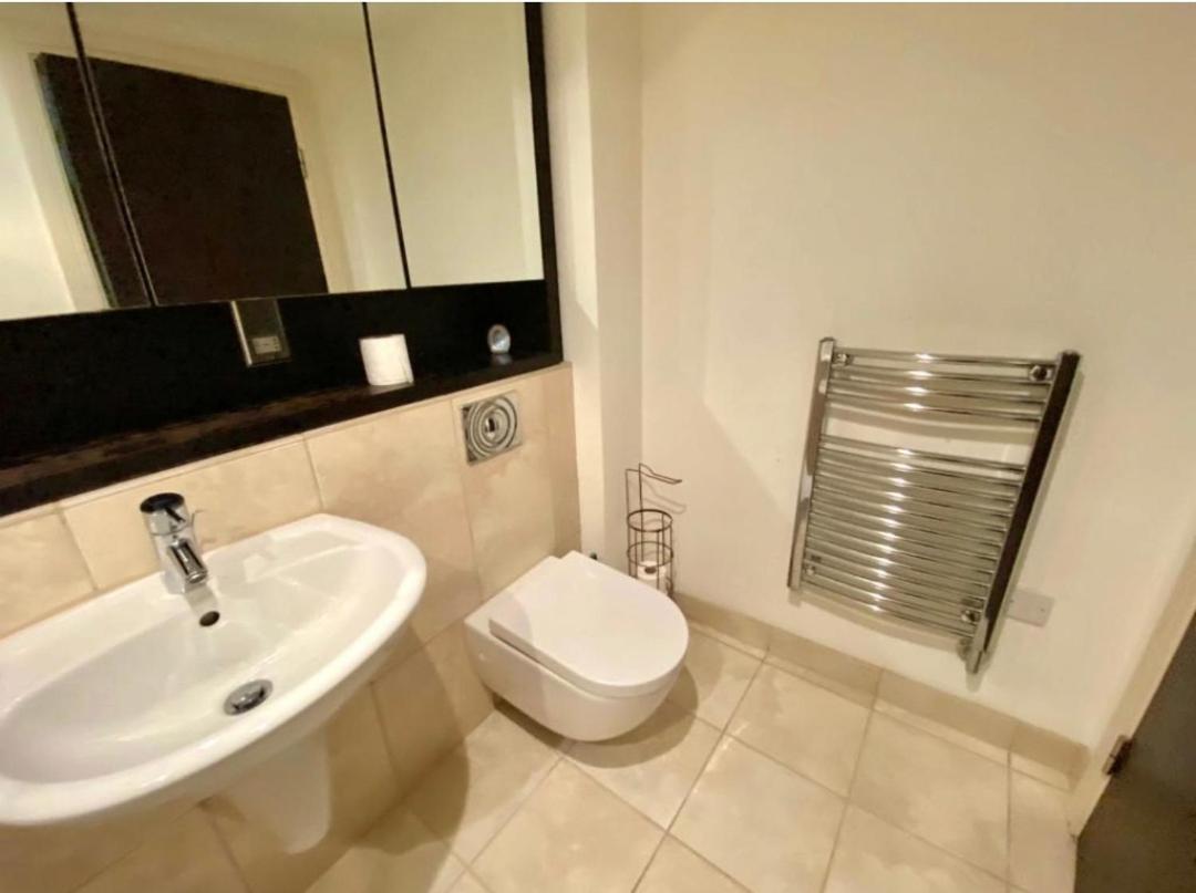 Lovely 1 Bedroom Apartment With Free Parking & Gym Kirkburton ภายนอก รูปภาพ