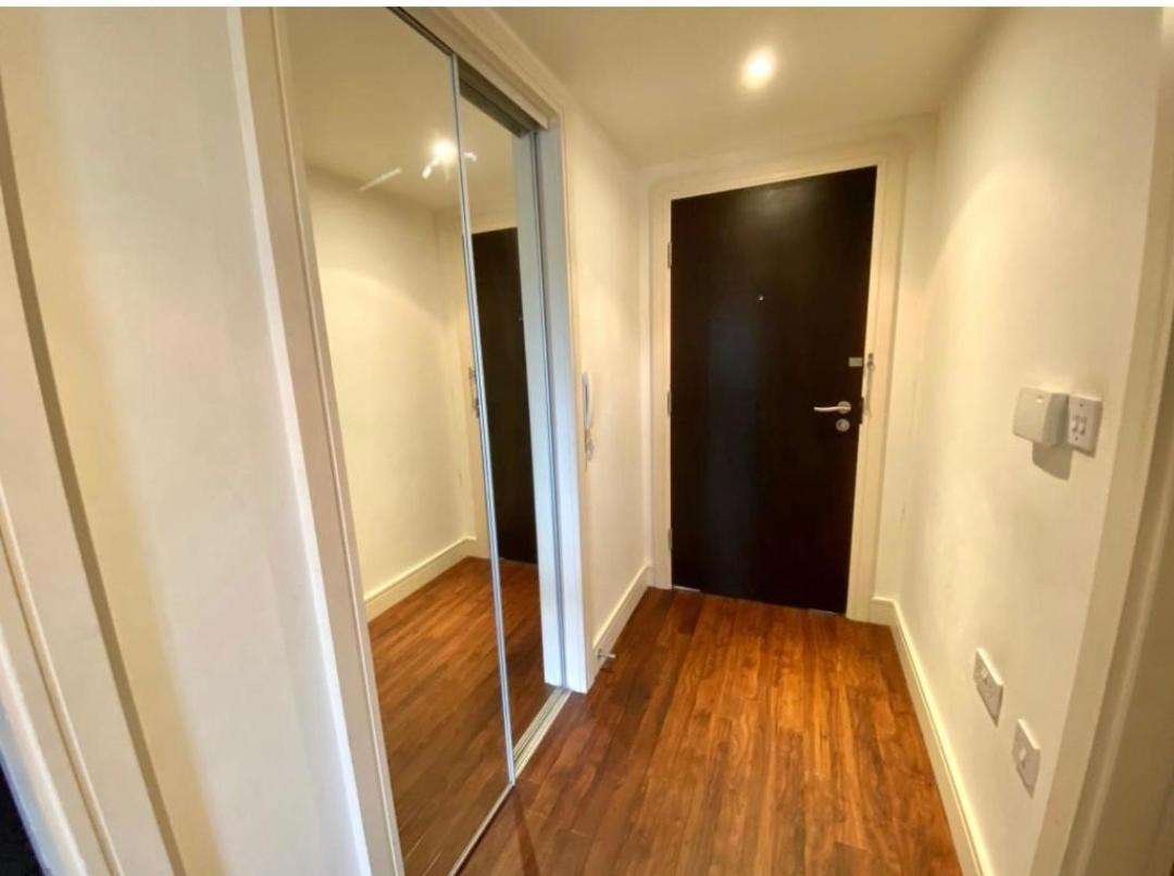 Lovely 1 Bedroom Apartment With Free Parking & Gym Kirkburton ภายนอก รูปภาพ