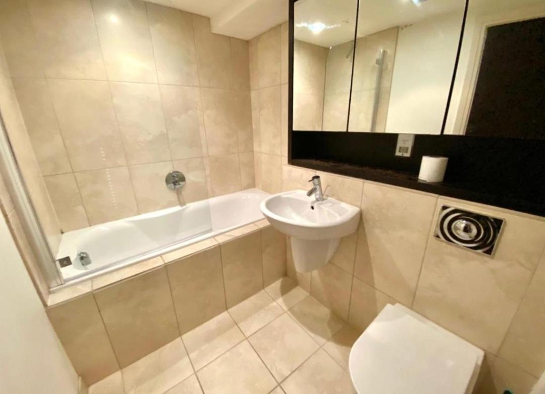 Lovely 1 Bedroom Apartment With Free Parking & Gym Kirkburton ภายนอก รูปภาพ