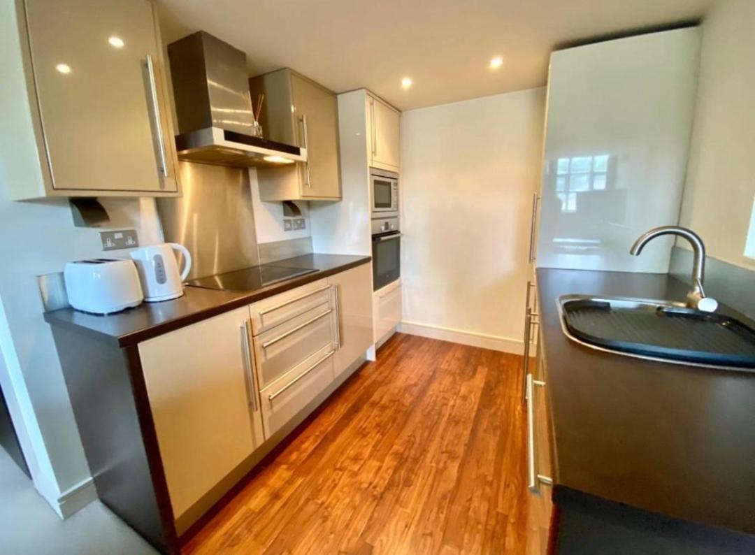 Lovely 1 Bedroom Apartment With Free Parking & Gym Kirkburton ภายนอก รูปภาพ