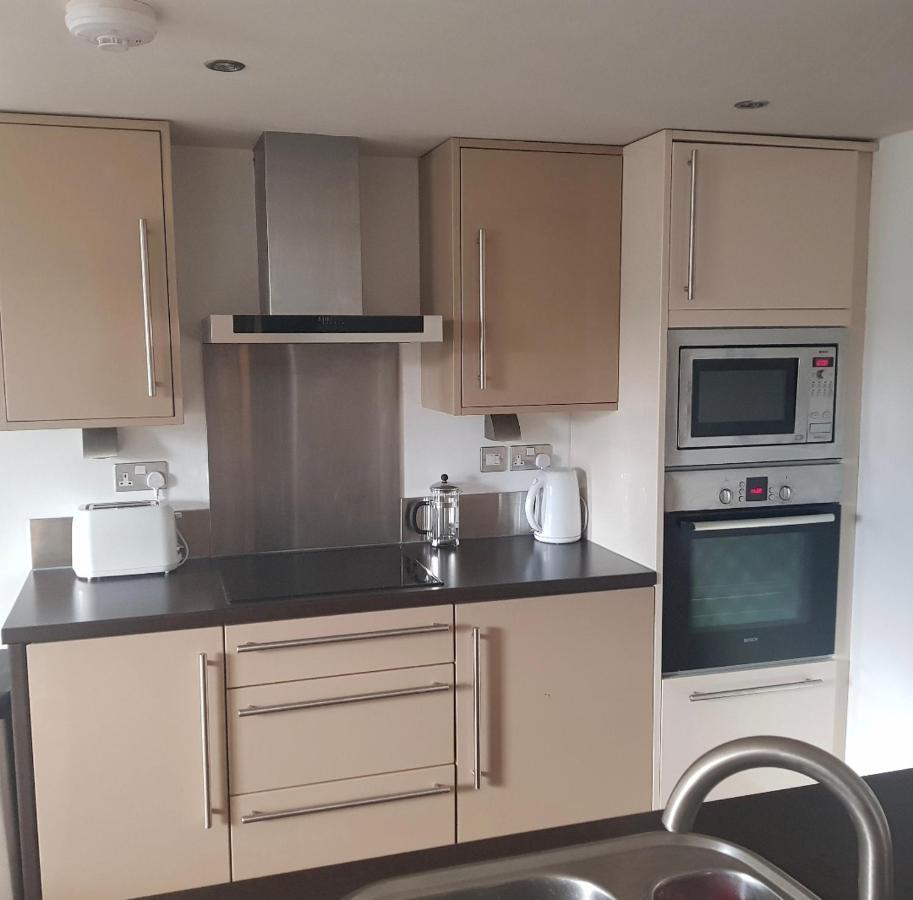 Lovely 1 Bedroom Apartment With Free Parking & Gym Kirkburton ภายนอก รูปภาพ