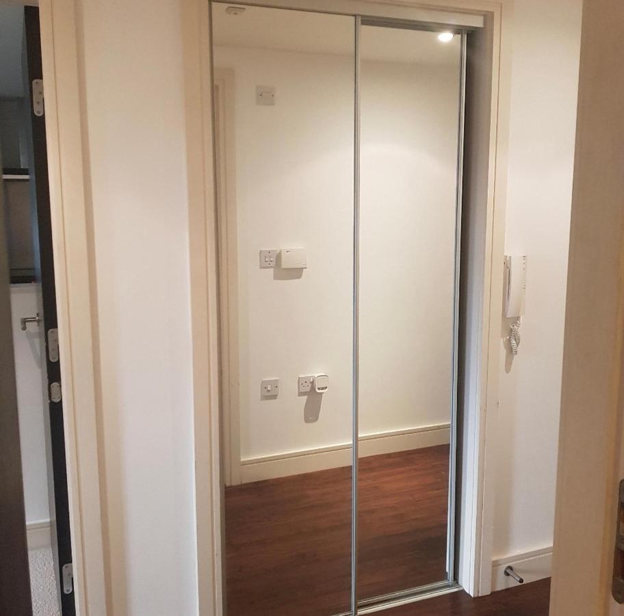 Lovely 1 Bedroom Apartment With Free Parking & Gym Kirkburton ภายนอก รูปภาพ