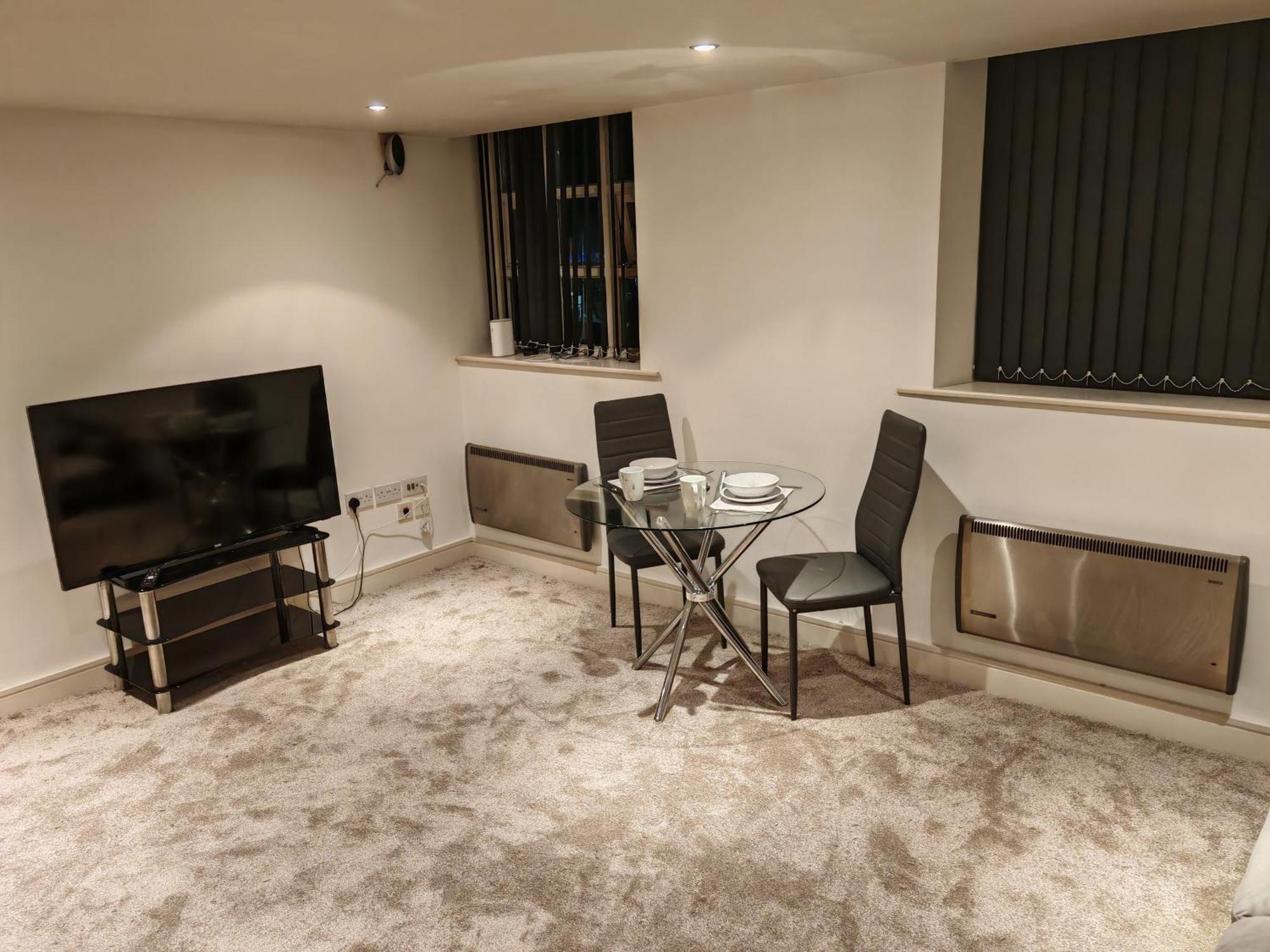 Lovely 1 Bedroom Apartment With Free Parking & Gym Kirkburton ภายนอก รูปภาพ