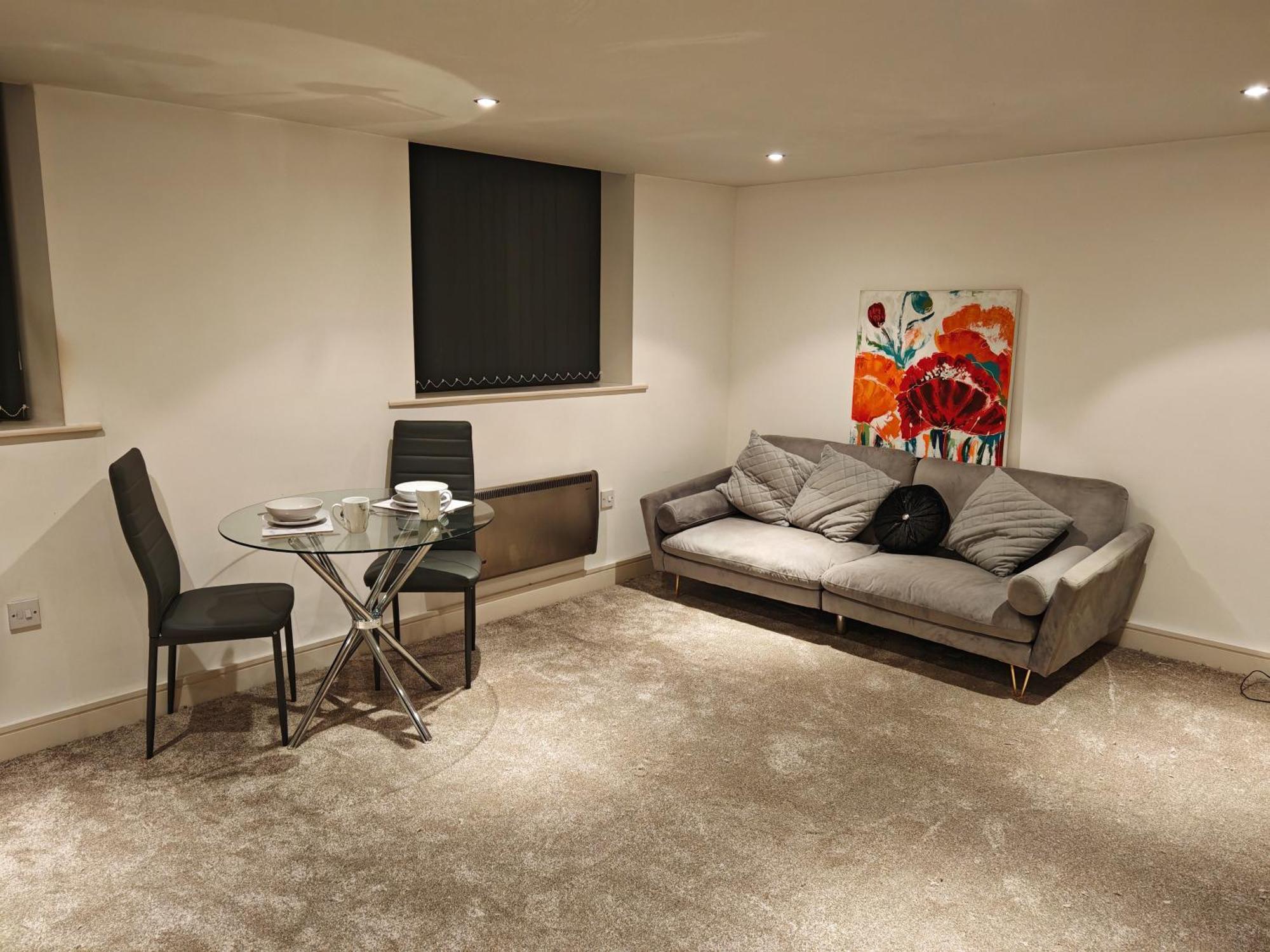 Lovely 1 Bedroom Apartment With Free Parking & Gym Kirkburton ภายนอก รูปภาพ