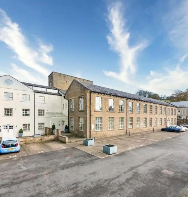 Lovely 1 Bedroom Apartment With Free Parking & Gym Kirkburton ภายนอก รูปภาพ