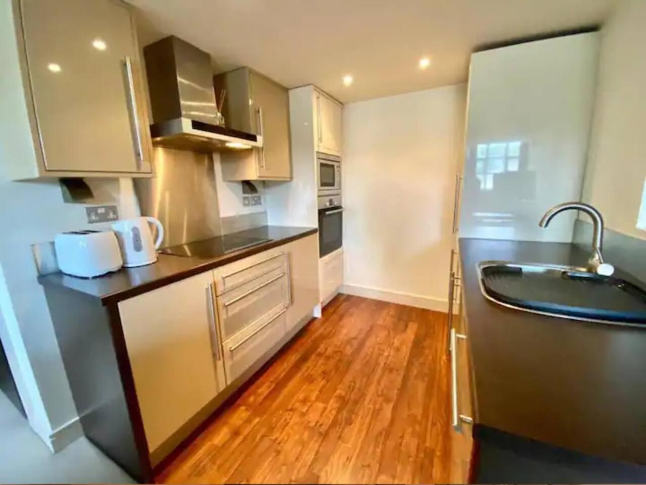 Lovely 1 Bedroom Apartment With Free Parking & Gym Kirkburton ภายนอก รูปภาพ