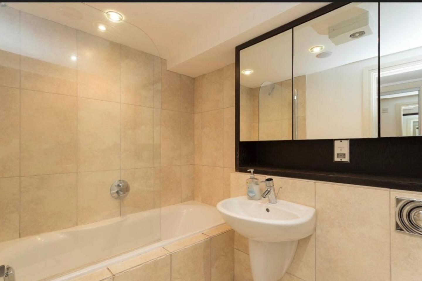 Lovely 1 Bedroom Apartment With Free Parking & Gym Kirkburton ภายนอก รูปภาพ