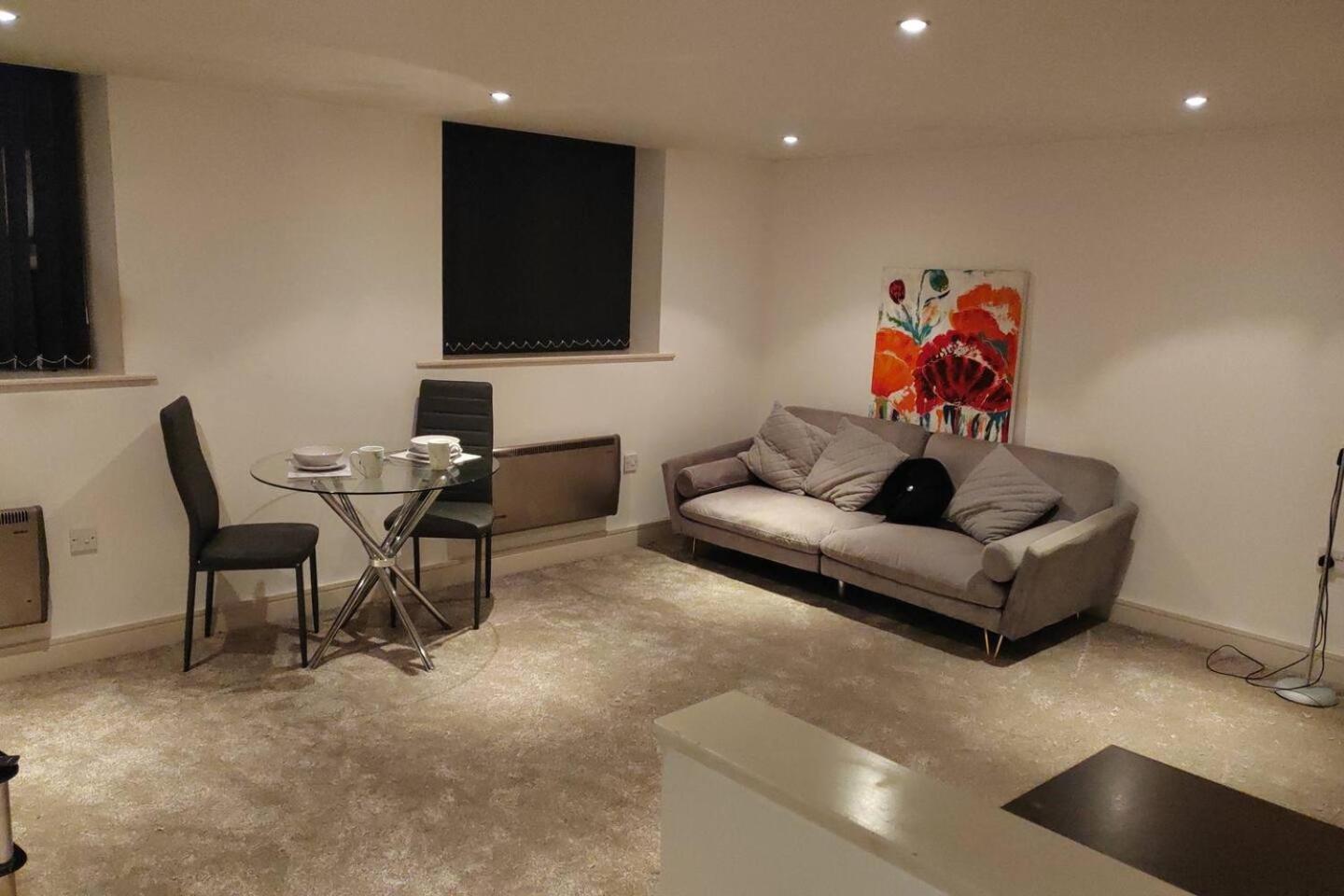 Lovely 1 Bedroom Apartment With Free Parking & Gym Kirkburton ภายนอก รูปภาพ