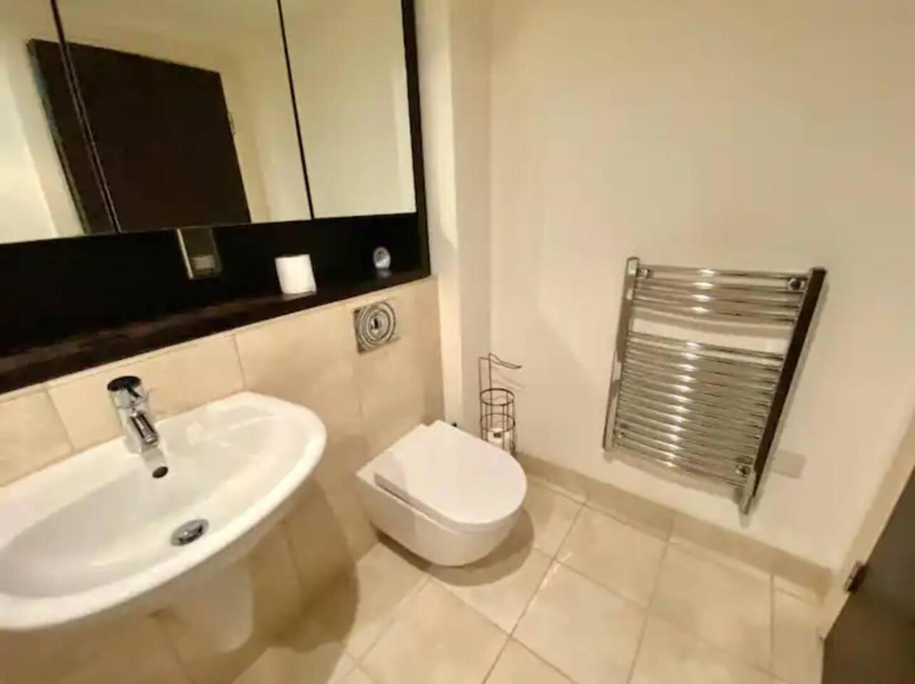 Lovely 1 Bedroom Apartment With Free Parking & Gym Kirkburton ภายนอก รูปภาพ