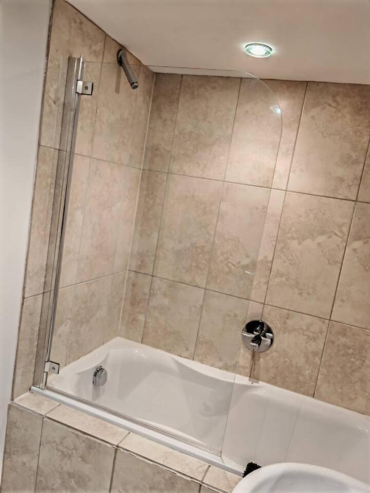 Lovely 1 Bedroom Apartment With Free Parking & Gym Kirkburton ภายนอก รูปภาพ