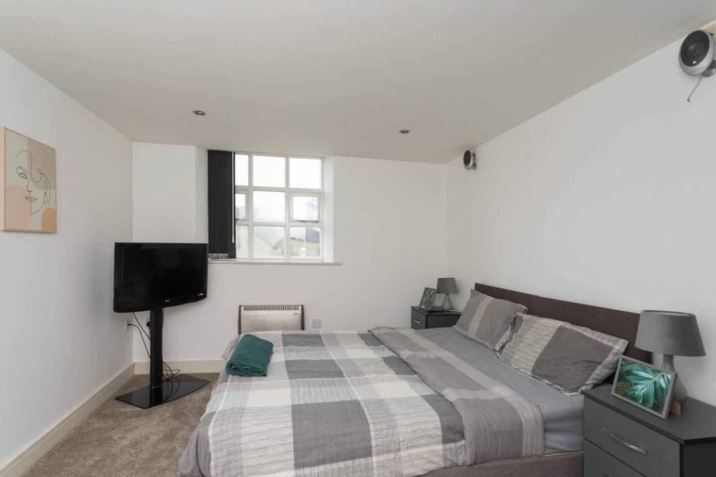 Lovely 1 Bedroom Apartment With Free Parking & Gym Kirkburton ภายนอก รูปภาพ