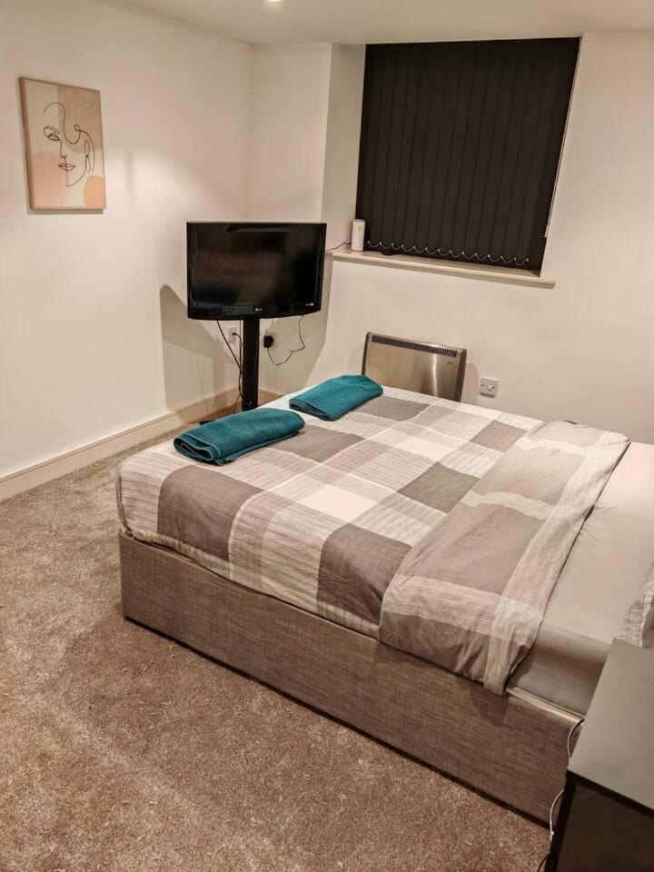 Lovely 1 Bedroom Apartment With Free Parking & Gym Kirkburton ภายนอก รูปภาพ