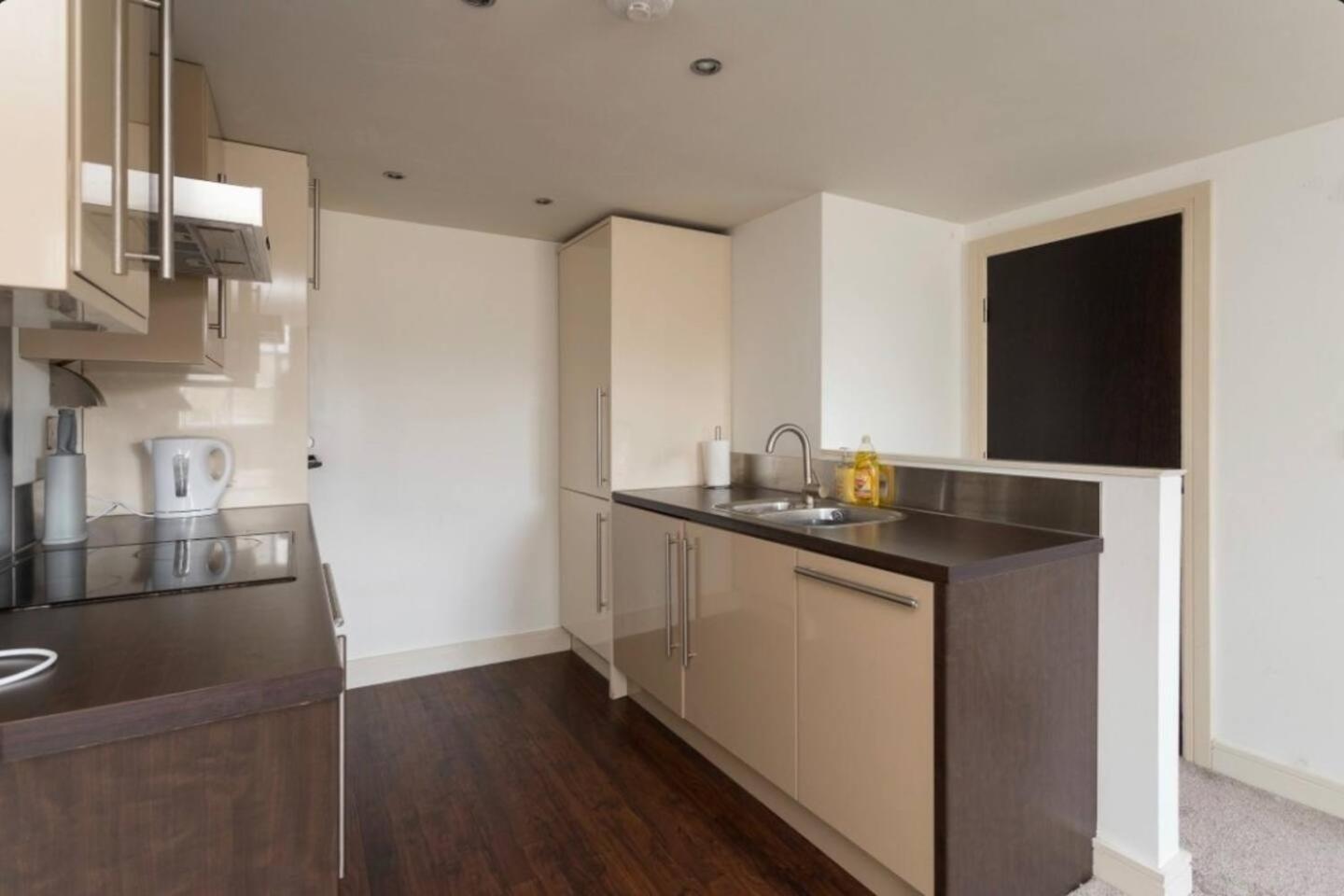 Lovely 1 Bedroom Apartment With Free Parking & Gym Kirkburton ภายนอก รูปภาพ