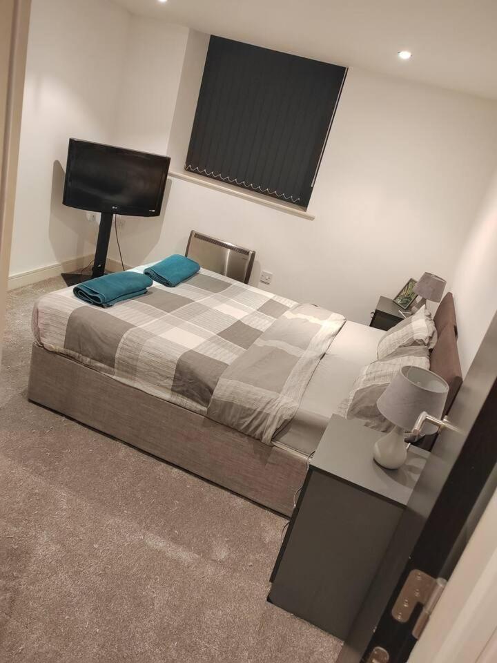 Lovely 1 Bedroom Apartment With Free Parking & Gym Kirkburton ภายนอก รูปภาพ