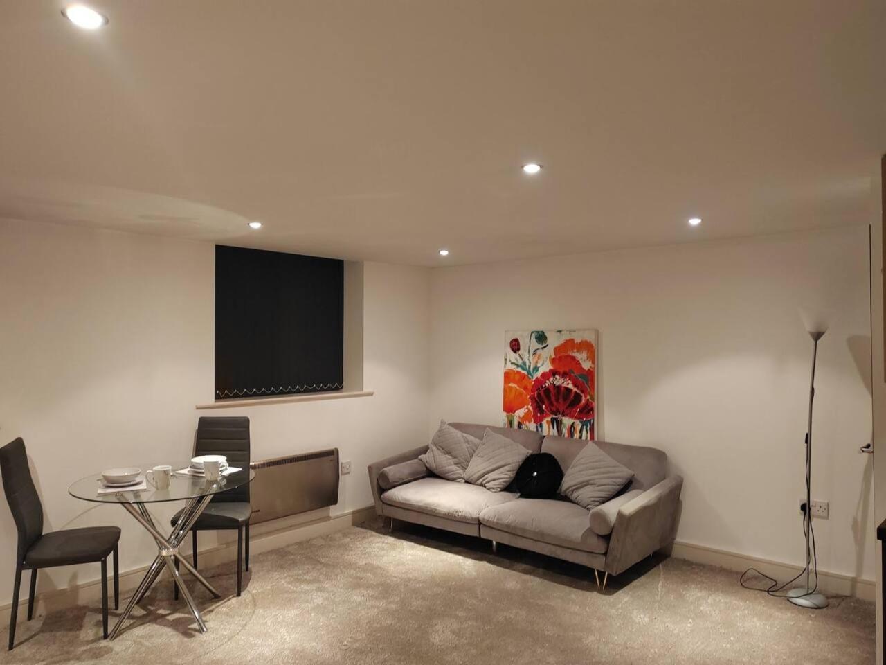 Lovely 1 Bedroom Apartment With Free Parking & Gym Kirkburton ภายนอก รูปภาพ