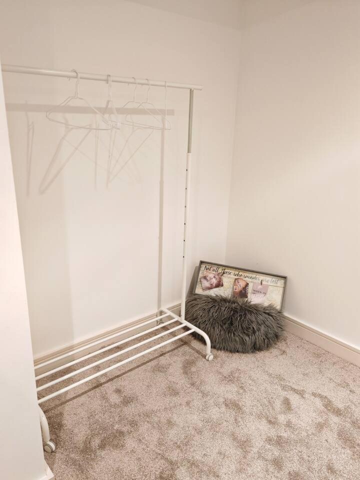 Lovely 1 Bedroom Apartment With Free Parking & Gym Kirkburton ภายนอก รูปภาพ