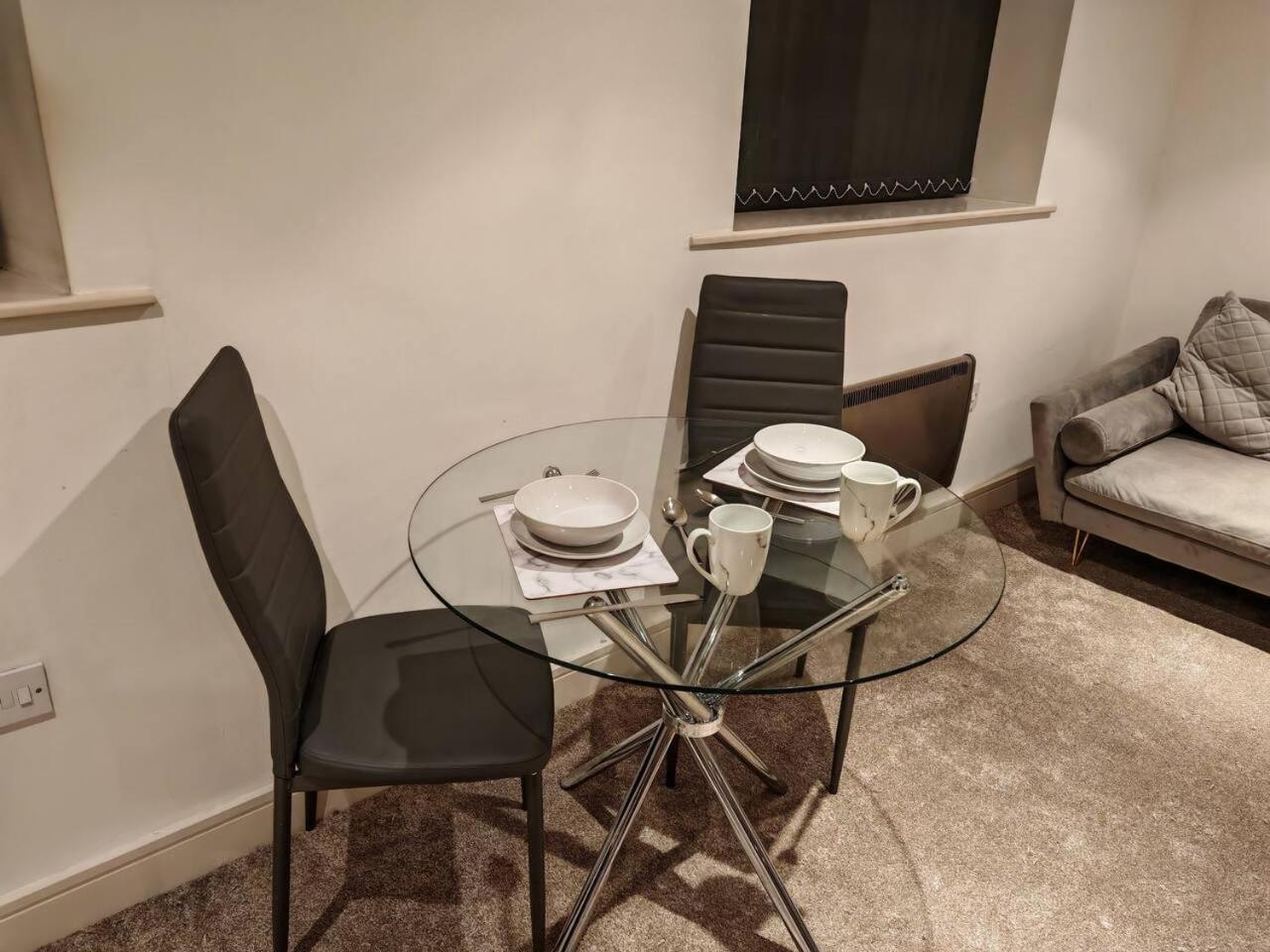 Lovely 1 Bedroom Apartment With Free Parking & Gym Kirkburton ภายนอก รูปภาพ