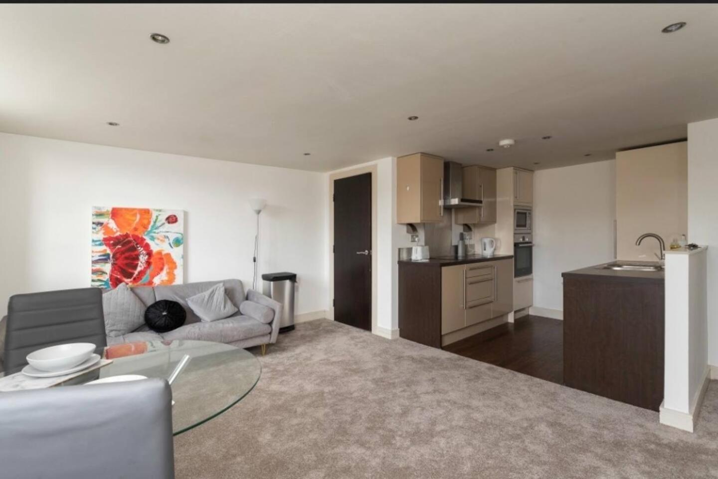 Lovely 1 Bedroom Apartment With Free Parking & Gym Kirkburton ภายนอก รูปภาพ