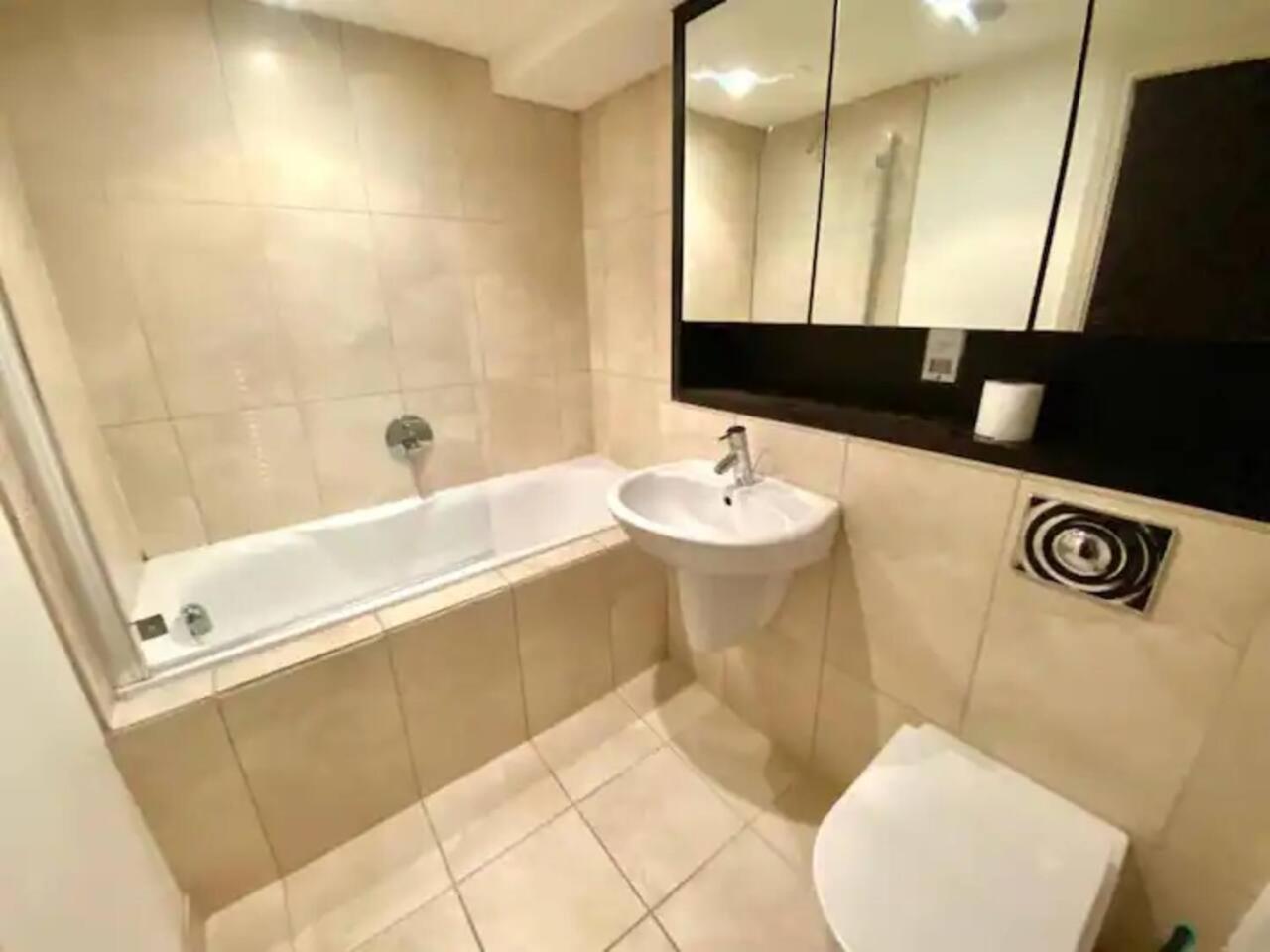 Lovely 1 Bedroom Apartment With Free Parking & Gym Kirkburton ภายนอก รูปภาพ