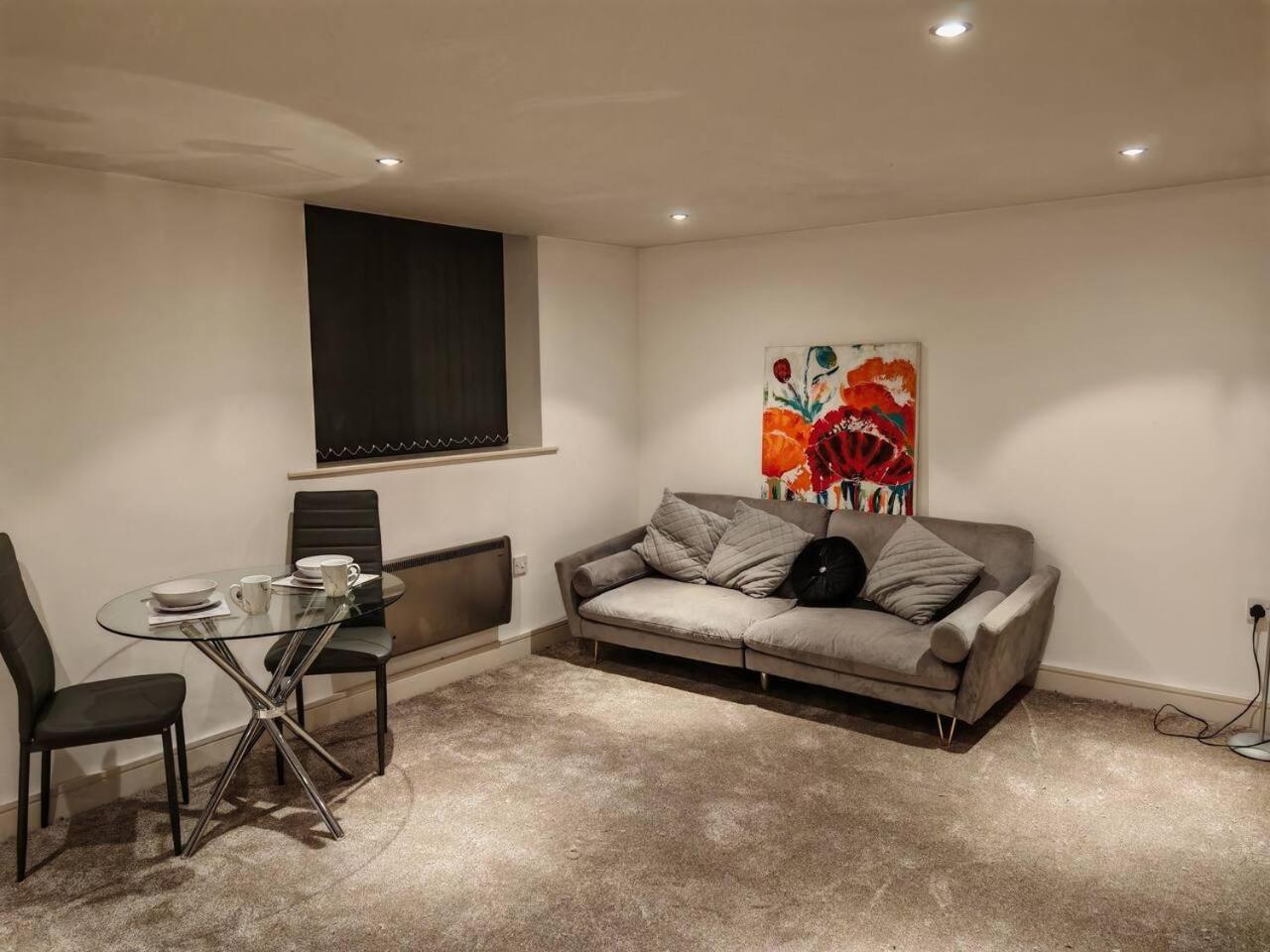 Lovely 1 Bedroom Apartment With Free Parking & Gym Kirkburton ภายนอก รูปภาพ