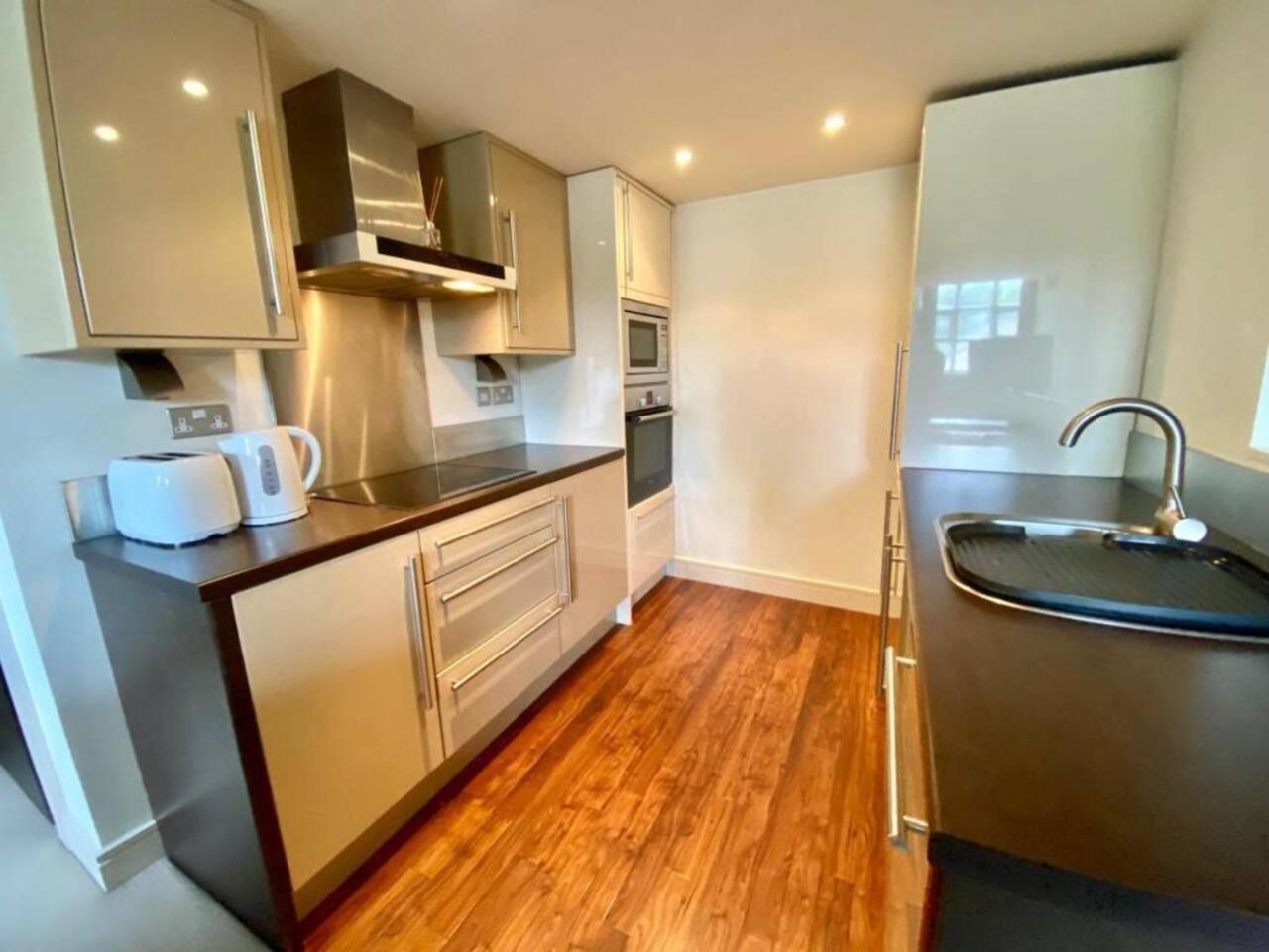 Lovely 1 Bedroom Apartment With Free Parking & Gym Kirkburton ภายนอก รูปภาพ