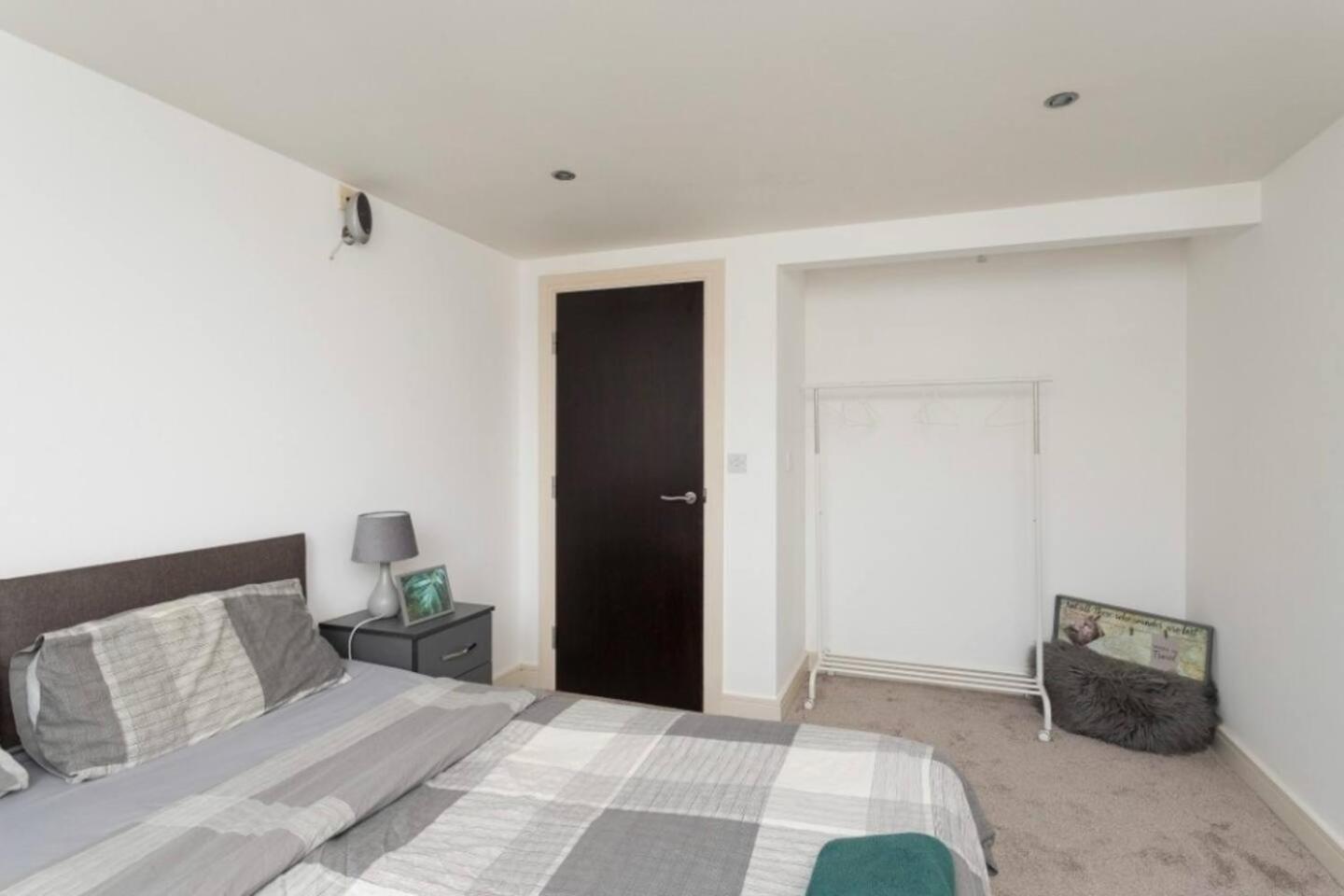 Lovely 1 Bedroom Apartment With Free Parking & Gym Kirkburton ภายนอก รูปภาพ