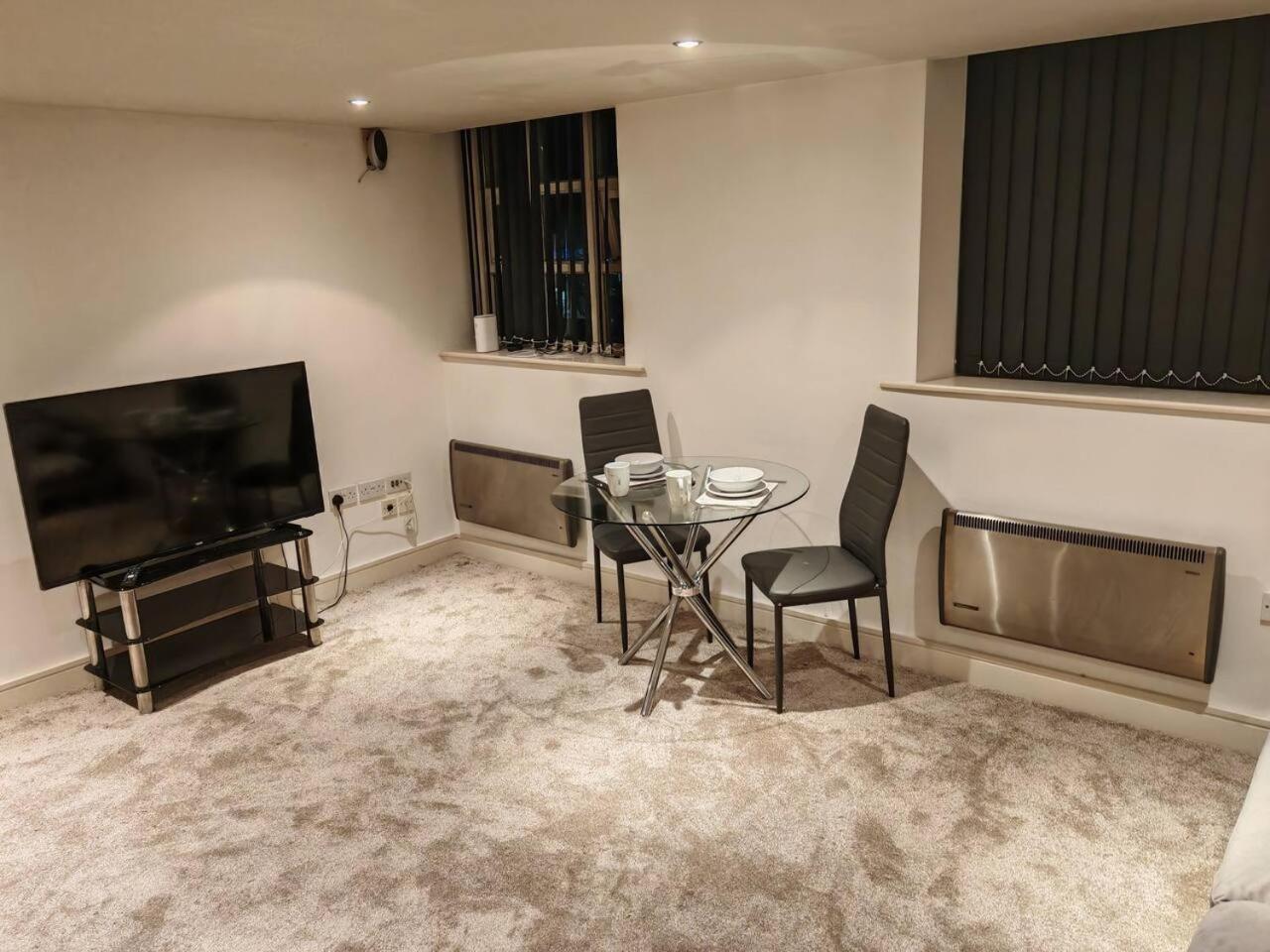 Lovely 1 Bedroom Apartment With Free Parking & Gym Kirkburton ภายนอก รูปภาพ