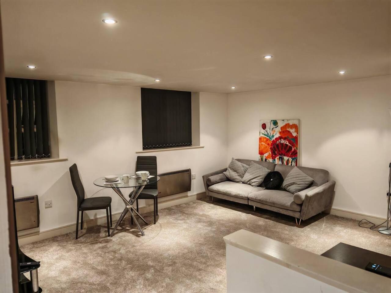 Lovely 1 Bedroom Apartment With Free Parking & Gym Kirkburton ภายนอก รูปภาพ