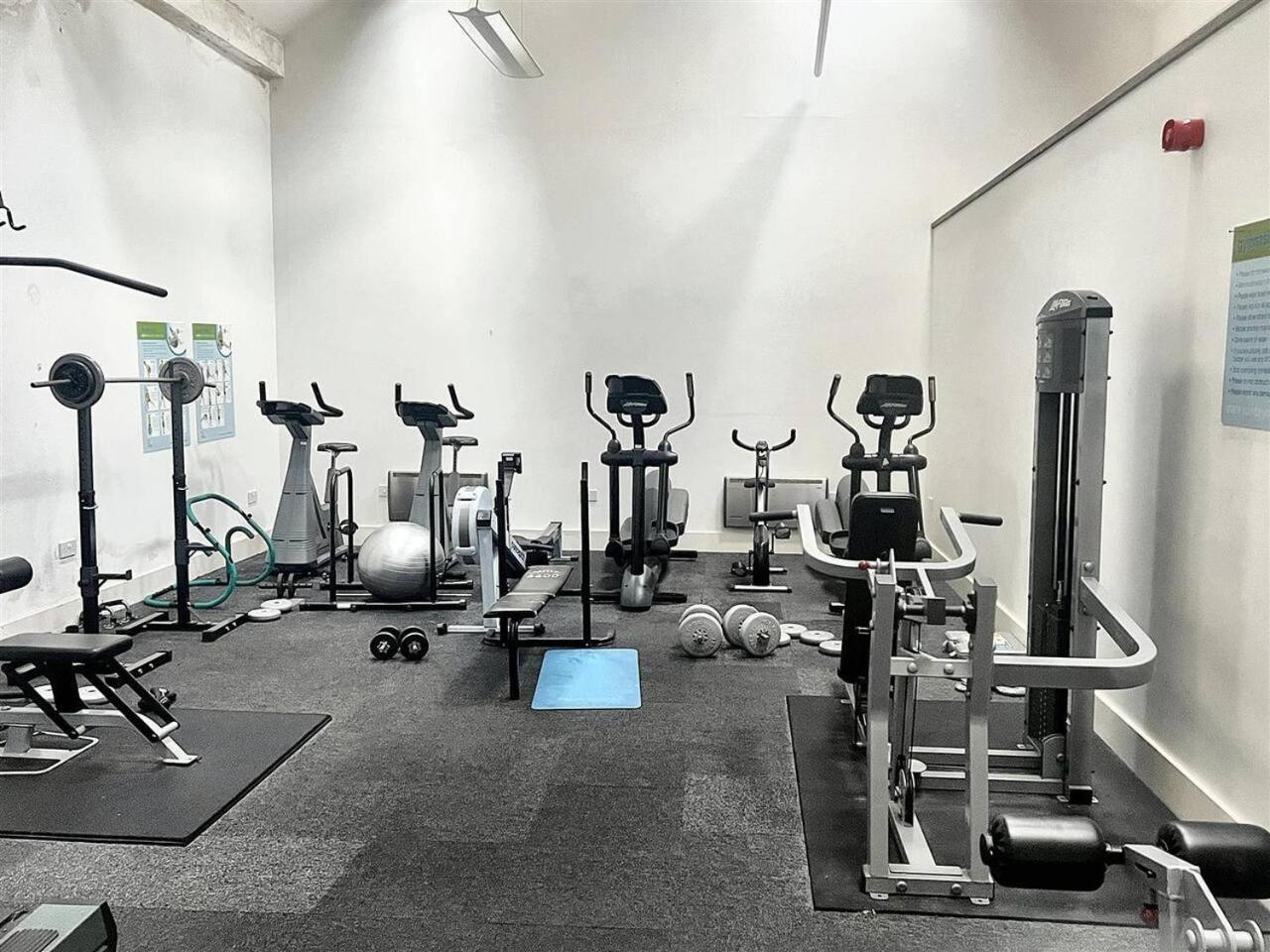 Lovely 1 Bedroom Apartment With Free Parking & Gym Kirkburton ภายนอก รูปภาพ