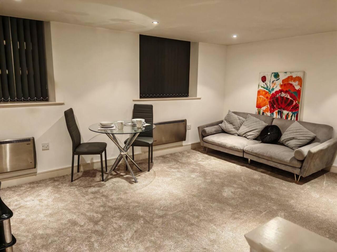 Lovely 1 Bedroom Apartment With Free Parking & Gym Kirkburton ภายนอก รูปภาพ
